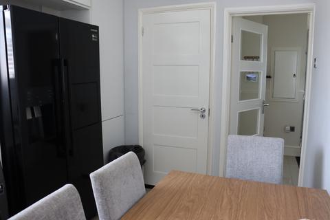 2 bedroom end of terrace house to rent, Blackmore Crescent, Woking GU21