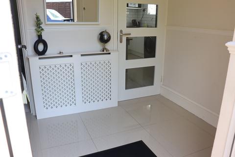 2 bedroom end of terrace house to rent, Blackmore Crescent, Woking GU21