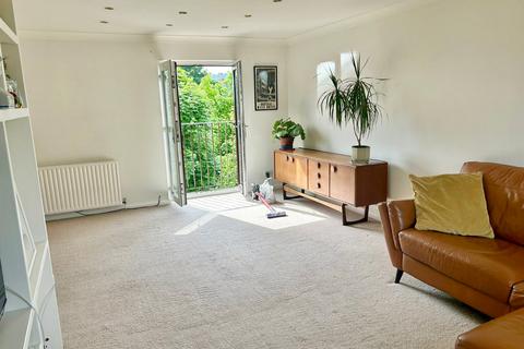 2 bedroom flat to rent, Kirklands Court, Ridgewood Close, Baildon, Shipley, BD17