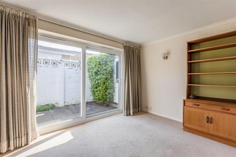 2 Elm Tree Close, Byfleet, West Byfleet, KT14 7NN