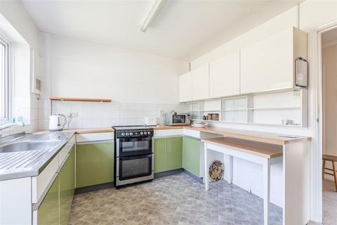 2 Elm Tree Close, Byfleet, West Byfleet, KT14 7NN