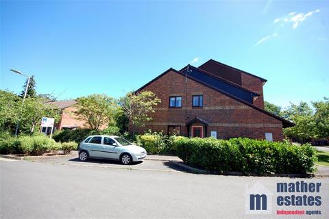 2 bedroom maisonette for sale, Tudor Close, Hatfield