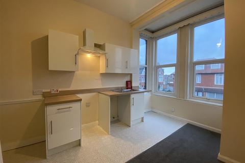 1 bedroom property to rent, 1 Bed First Floor Flat, Trinity Road, Bridlington, YO15 2HF