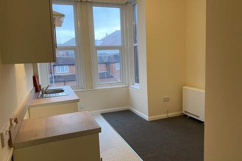 1 bedroom property to rent, 1 Bed First Floor Flat, Trinity Road, Bridlington, YO15 2HF