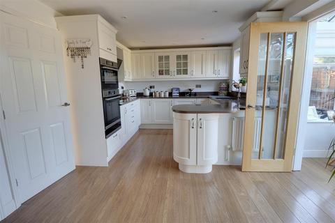 20 Fircroft Close, Hucclecote, Gloucester, GL3 3DW