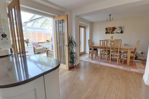 20 Fircroft Close, Hucclecote, Gloucester, GL3 3DW