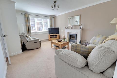 20 Fircroft Close, Hucclecote, Gloucester, GL3 3DW