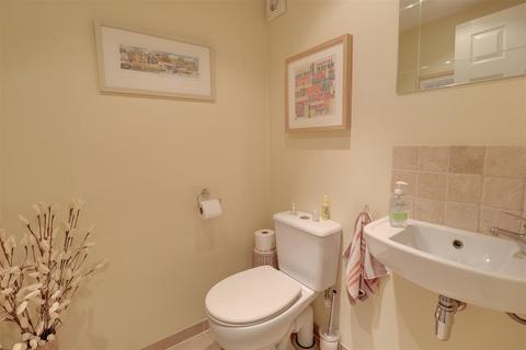 20 Fircroft Close, Hucclecote, Gloucester, GL3 3DW