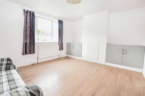 3 bedroom house to rent, New Close, Colliers Wood SW19