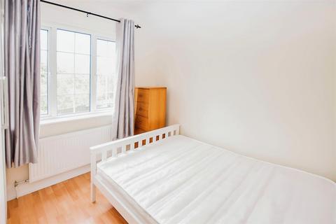 3 bedroom house to rent, New Close, Colliers Wood SW19