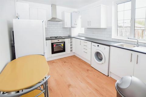 3 bedroom house to rent, New Close, Colliers Wood SW19