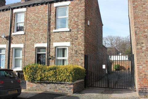 2 bedroom end of terrace house to rent, Dale Street, York