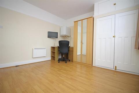 5 bedroom house share to rent, Forest View Road, London