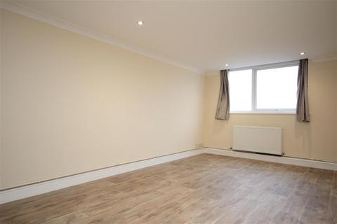 2 bedroom flat for sale, Cavendish House, Eastgate Gardens