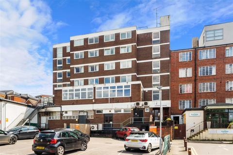 2 bedroom flat for sale, Cavendish House, Eastgate Gardens