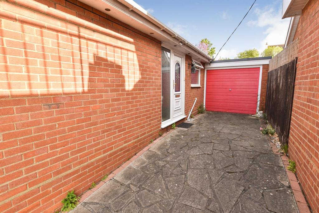 Cumberland Avenue, Benfleet 2 bed detached bungalow for sale £375,000