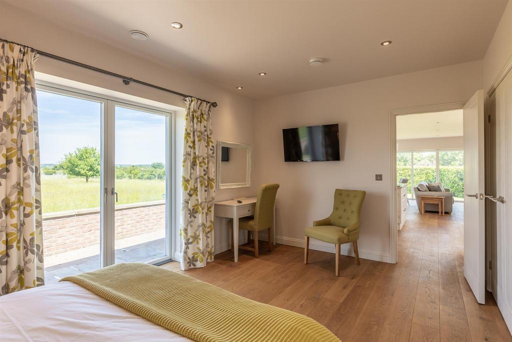Cottage - Bedroom Suite
