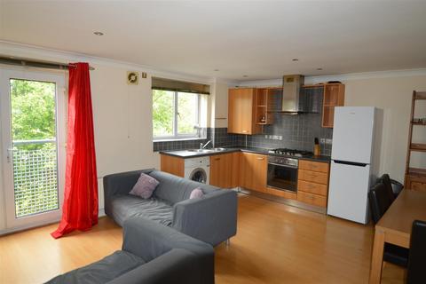 2 bedroom flat to rent, Stretford Road, Manchester M15
