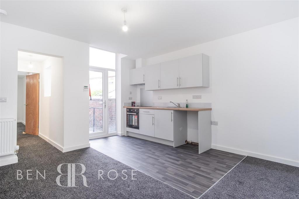 Eaves Lane, Chorley 2 bed flat to rent £675 pcm (£156 pw)