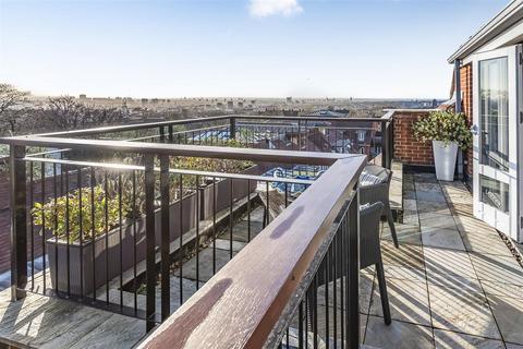 3 bedroom flat for sale, Penthouse Apartment, Kidderpore Avenue, Hampstead, NW3