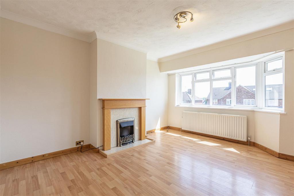 Manor Drive, New Haw 2 bed for sale £295,000