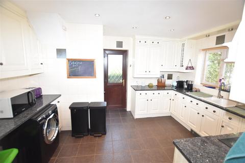 3 bedroom detached house for sale, Central Wall Road, Canvey Island SS8