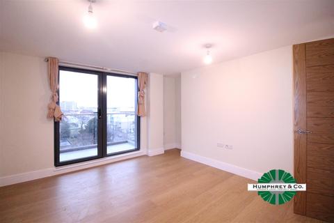 2 bedroom flat to rent, High Road, Ilford