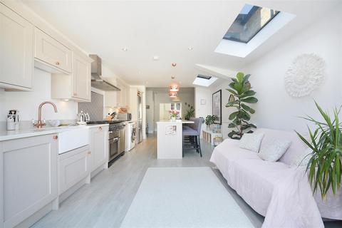 17 Bertram Cottages, London, SW19 1LQ