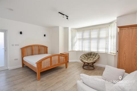 1 bedroom flat to rent, Holland Avenue, Cheam, Sutton