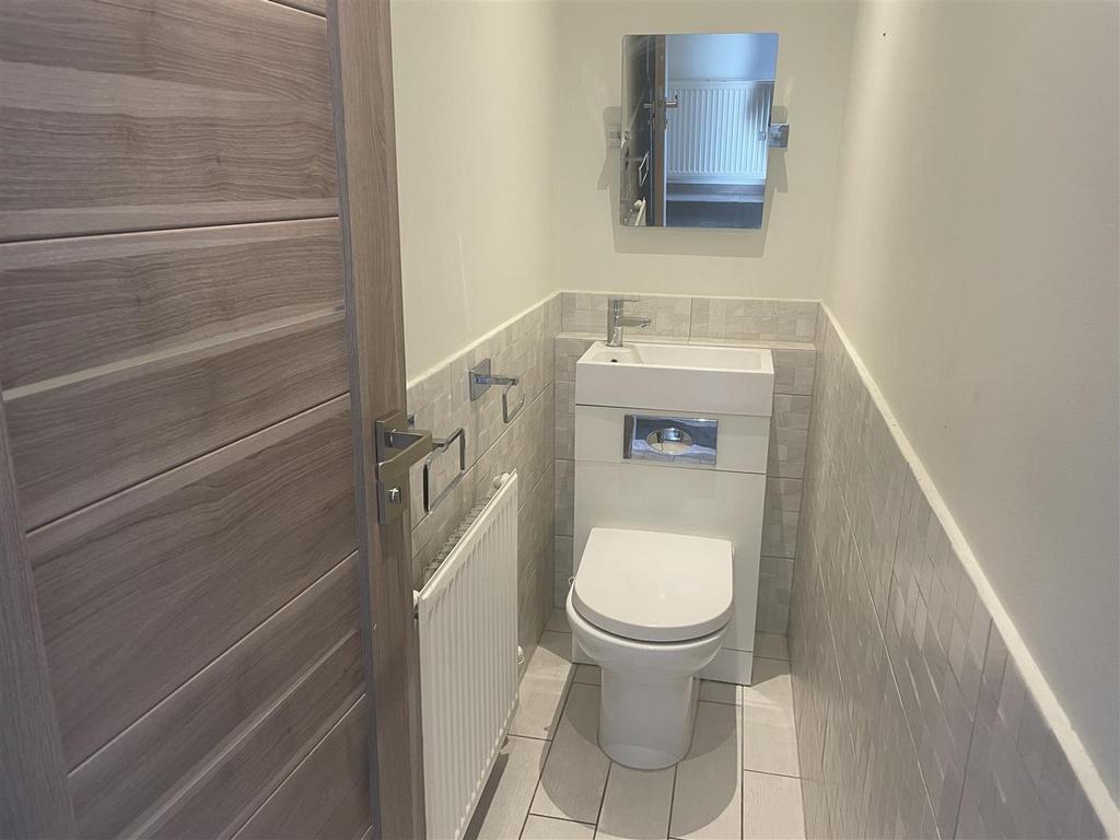 35 Brooke Rd - NEW downstairs wc.jpg