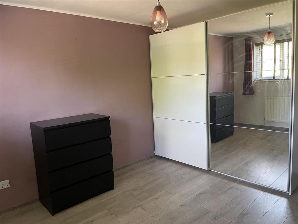 35 Brooke Rd - NEW bedroom.jpg