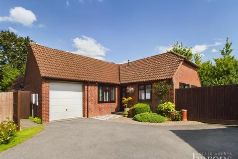 3 bedroom bungalow for sale, Lambs Row, Basingstoke RG24