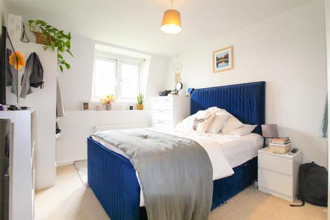 1 bedroom flat for sale, 29A Woodside Gardens, London