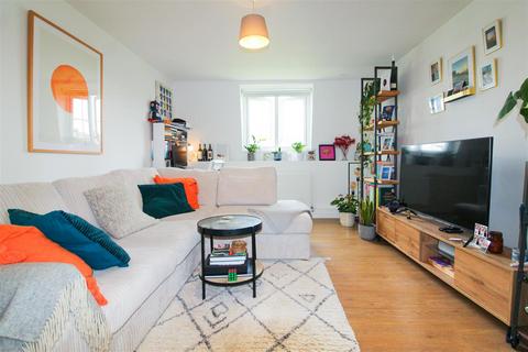 1 bedroom flat for sale, Woodside Gardens, London