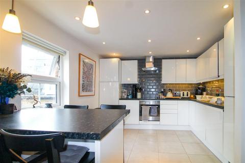 1 bedroom flat for sale, Woodside Gardens, London