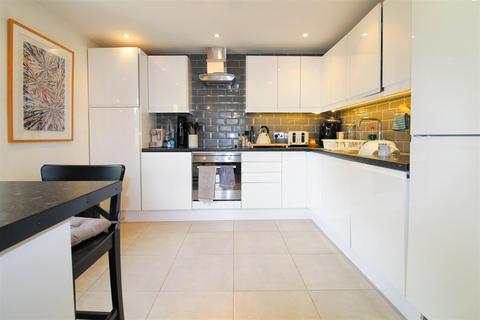 1 bedroom flat for sale, Woodside Gardens, London