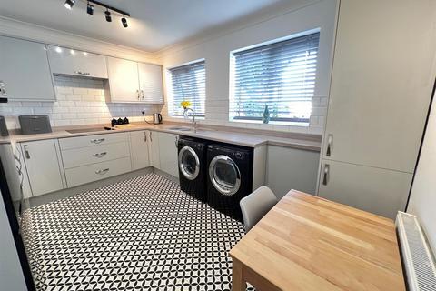 62 Fredericks Close, Norton, Stourbridge, DY8 3YW