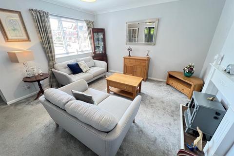 62 Fredericks Close, Norton, Stourbridge, DY8 3YW