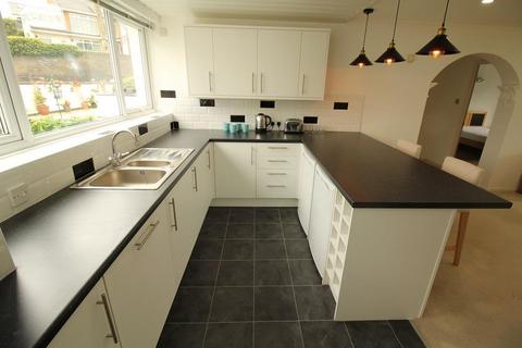 2 bedroom apartment to rent, Wightwick Court, Wolverhampton, WIGHTWICK