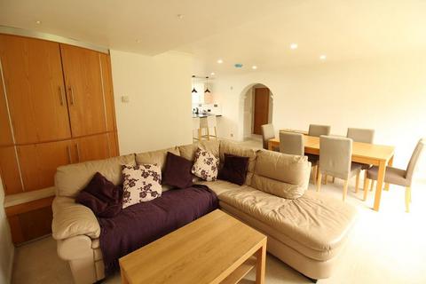 2 bedroom apartment to rent, Wightwick Court, Wolverhampton, WIGHTWICK
