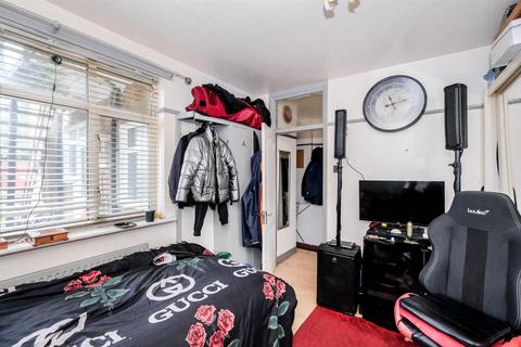 2 bedroom ground floor flat for sale, Kingsley Gardens, Chingford