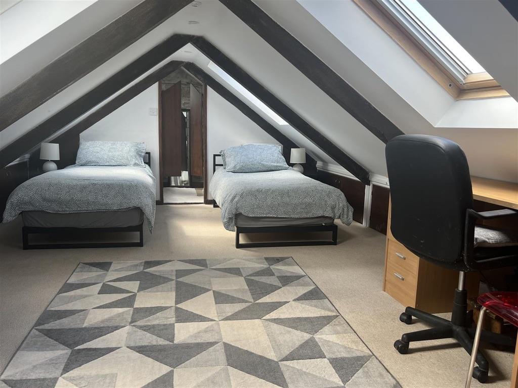 Attic (Restricted head height) En Suite