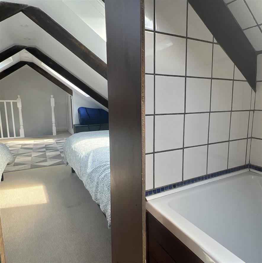 Attic (Restricted head height) En Suite