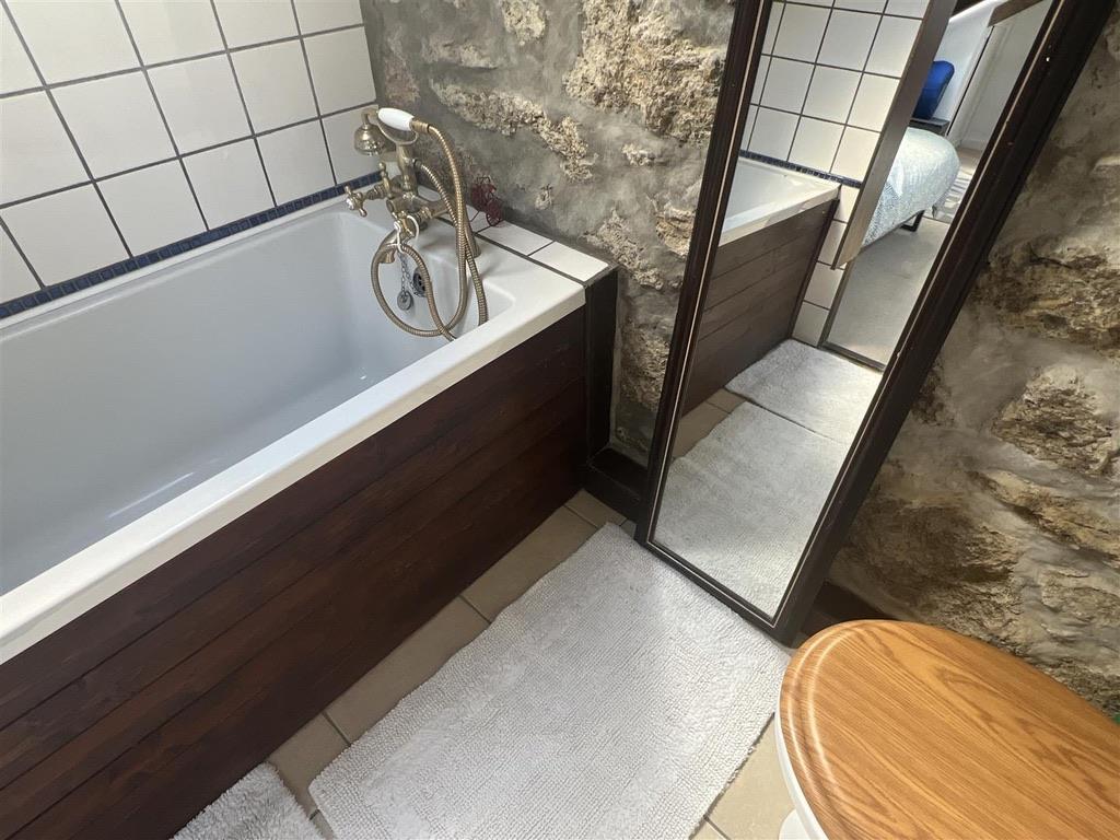 Attic (Restricted head height) En Suite