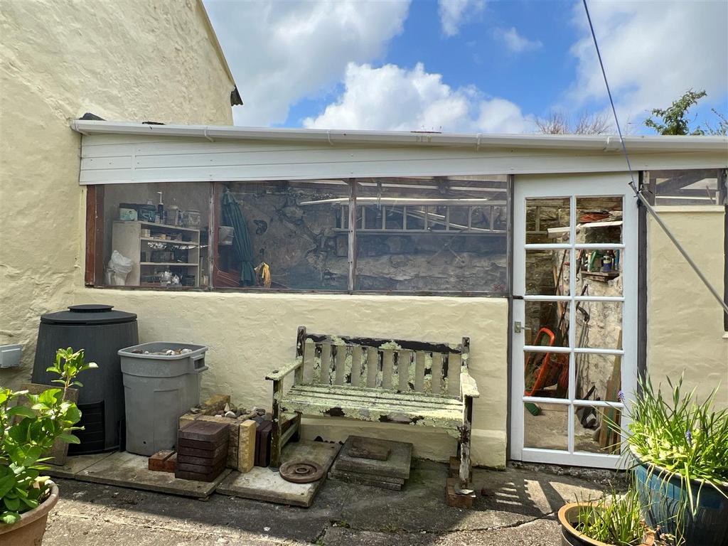 Garden & Parking & Outbuildings