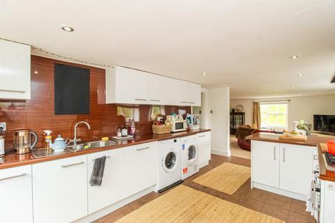 2 bedroom flat for sale, Woodthorpe Lane, Wakefield WF2