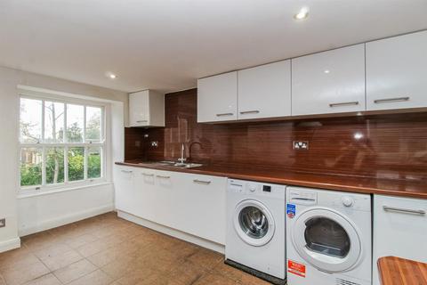 2 bedroom flat for sale, Woodthorpe Lane, Wakefield WF2