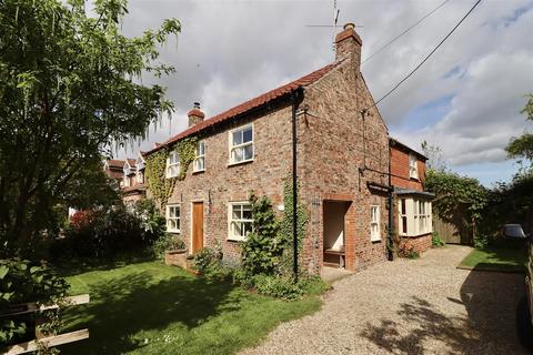 3 bedroom detached house to rent, Main Street, Low Catton