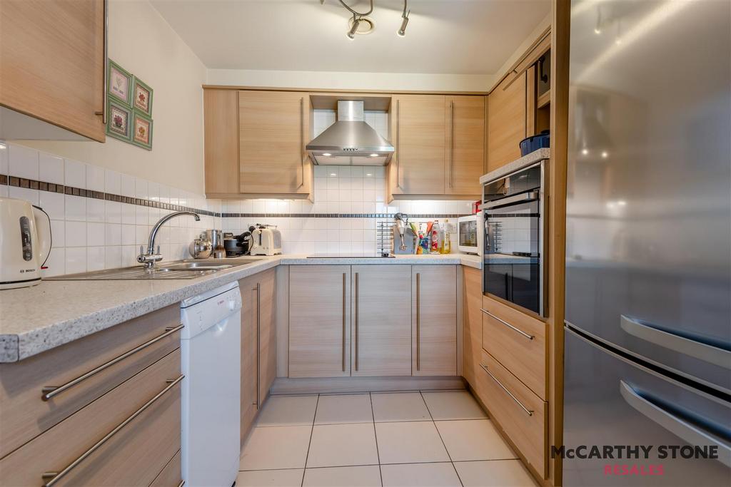 8596856-interior14.JPG