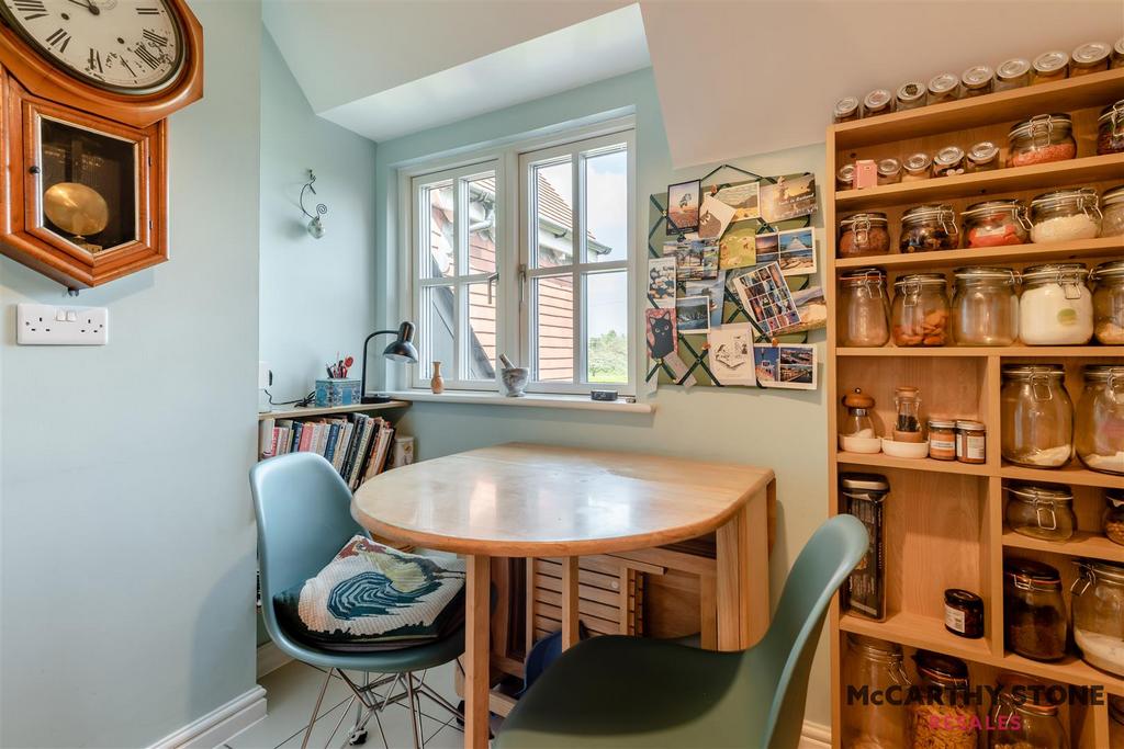 8596856-interior13.JPG